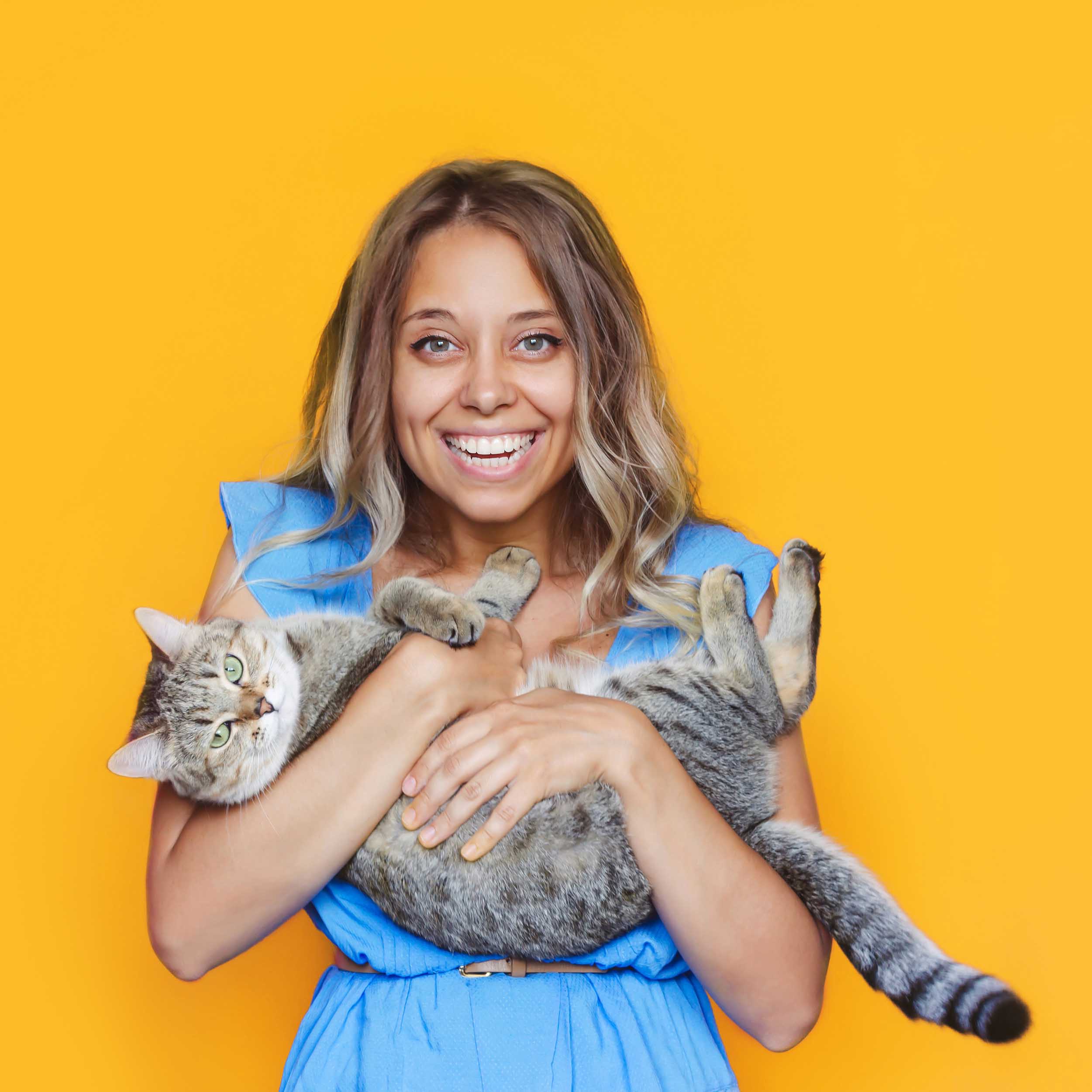 A,Young,Caucasian,Pretty,Cute,Blonde,Woman,In,A,Blue Hoofdafbeelding